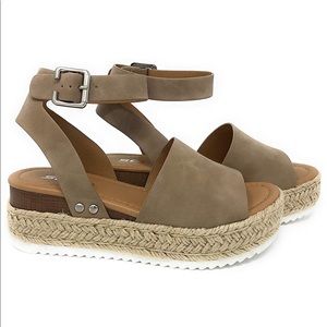 Soda platform sandals size 7.5